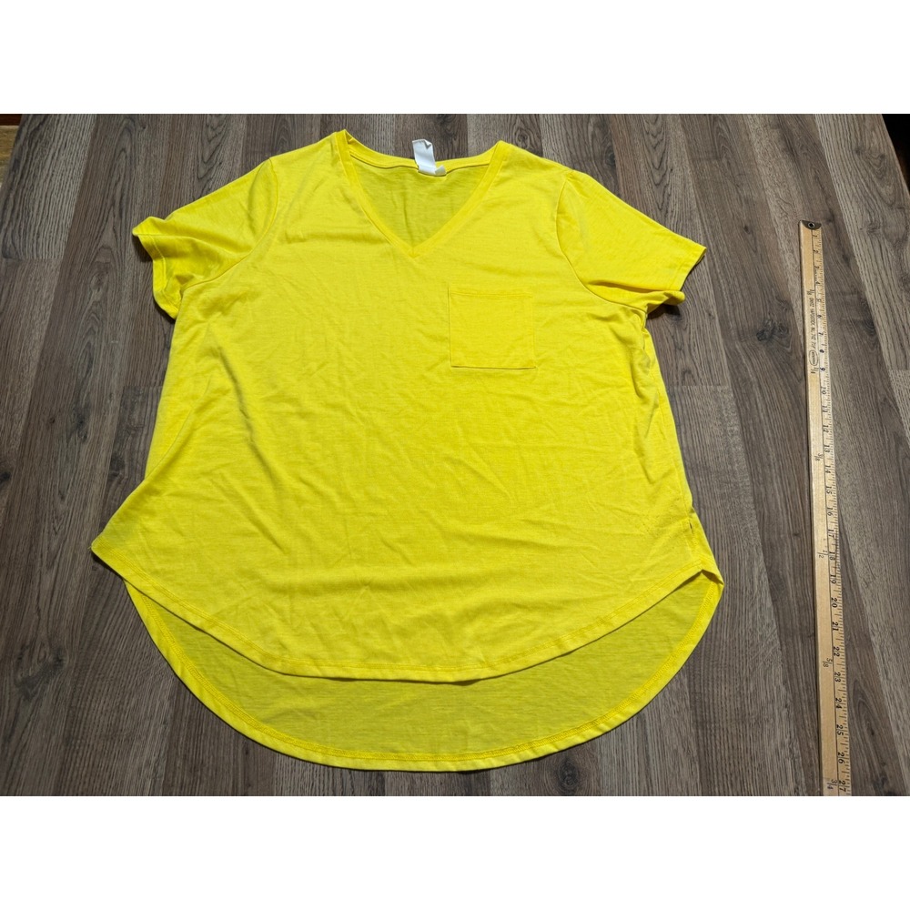 ady p Shirts Womens Size 1X Yellow V-Neck Pocket Tee High-Low Hem Short Sleeve